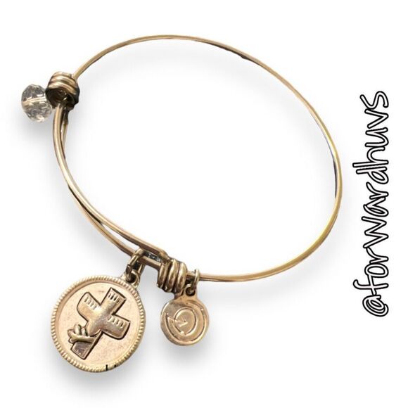 Christian Bracelet with Reversible 'He Is Love' Cross Pendant - Picture 3 of 9